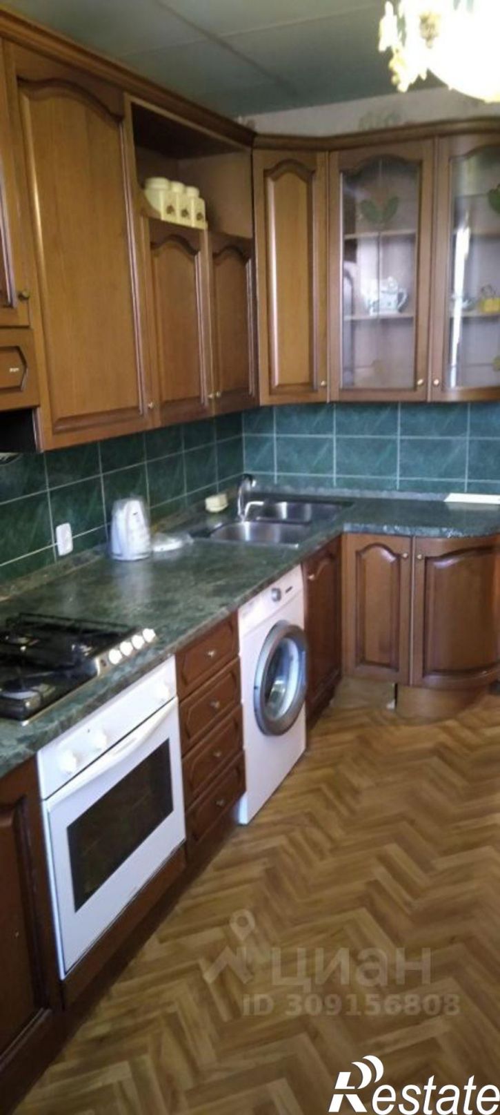 3-комн квартира улица Михаила Аладьина, 8,  д. 8