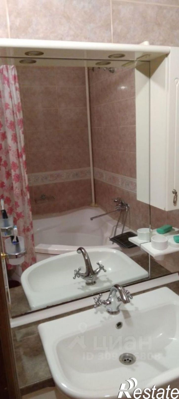 3-комн квартира улица Михаила Аладьина, 8,  д. 8