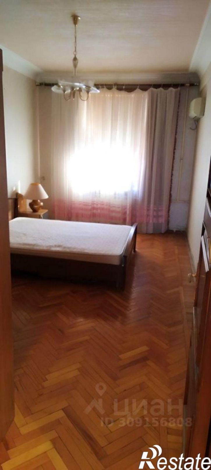 3-комн квартира улица Михаила Аладьина, 8,  д. 8