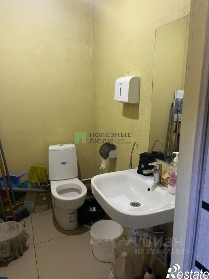 Торговое помещение улица Космонавта Комарова, 136,  д. 136