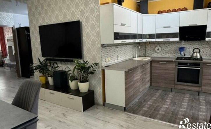 3-комн квартира улица Космонавта Комарова, 132,  д. 132