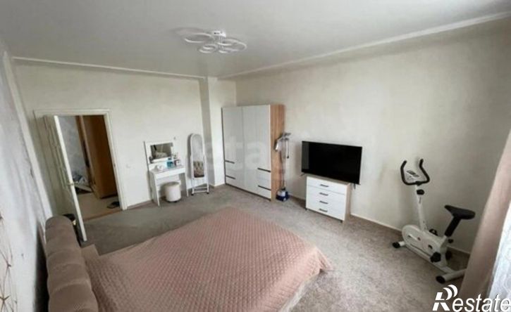 3-комн квартира улица Космонавта Комарова, 27,  д. 27